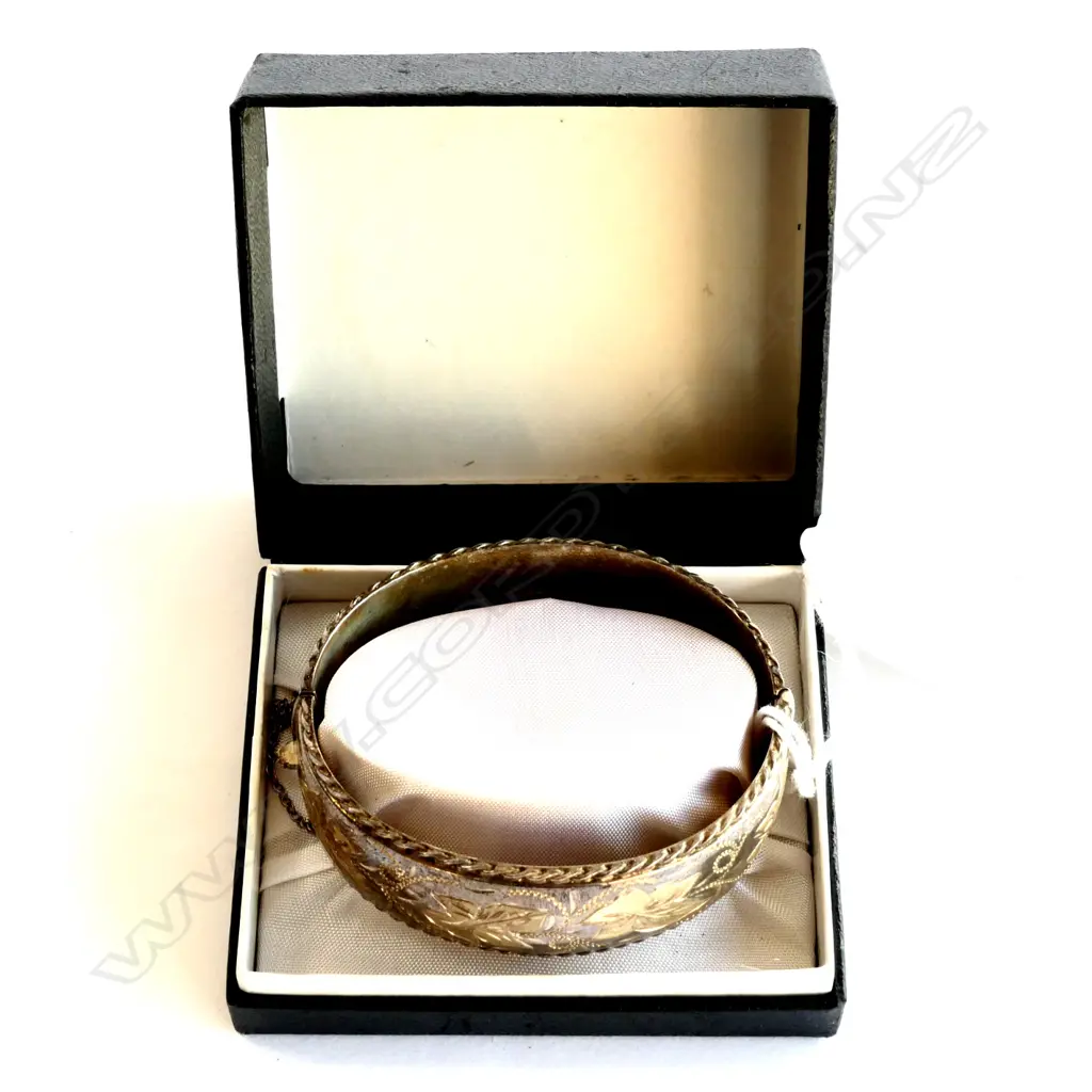 A STG SILVER BANGLE WITH ENGRAVED DECORATION Image 1++
