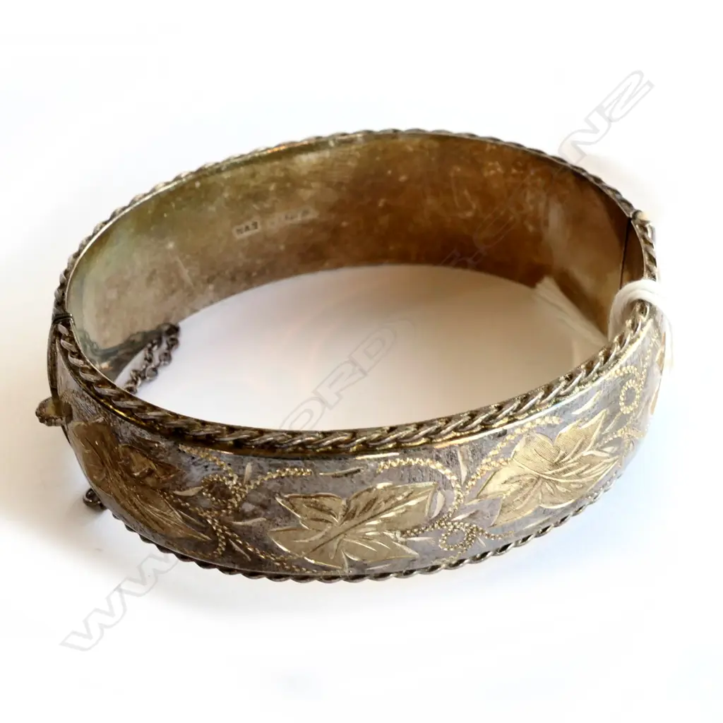 A STG SILVER BANGLE WITH ENGRAVED DECORATION Image 1++