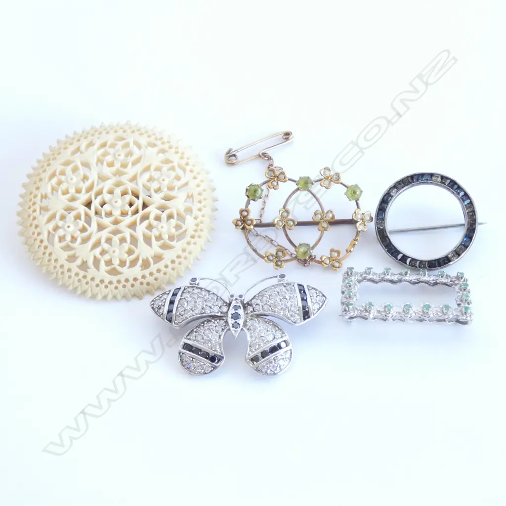 ASST BROOCHES - IVORY/GOLD/SILVER Image 1++