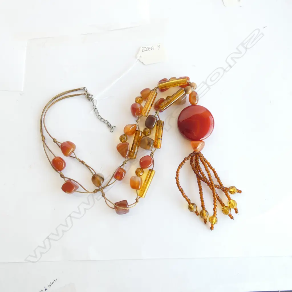 AGATE AND GLASS NECKLACE Image 1++