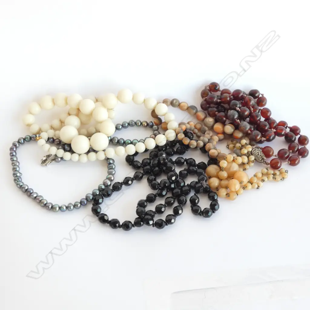 SIX ASSORTED BEADED NECKLACES Image 1++