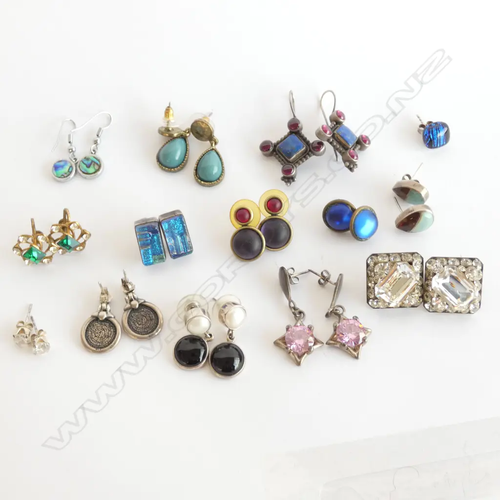 BAG LOT OF ASSORTED EARRINGS - COSTUME AND SILVER Image 1++