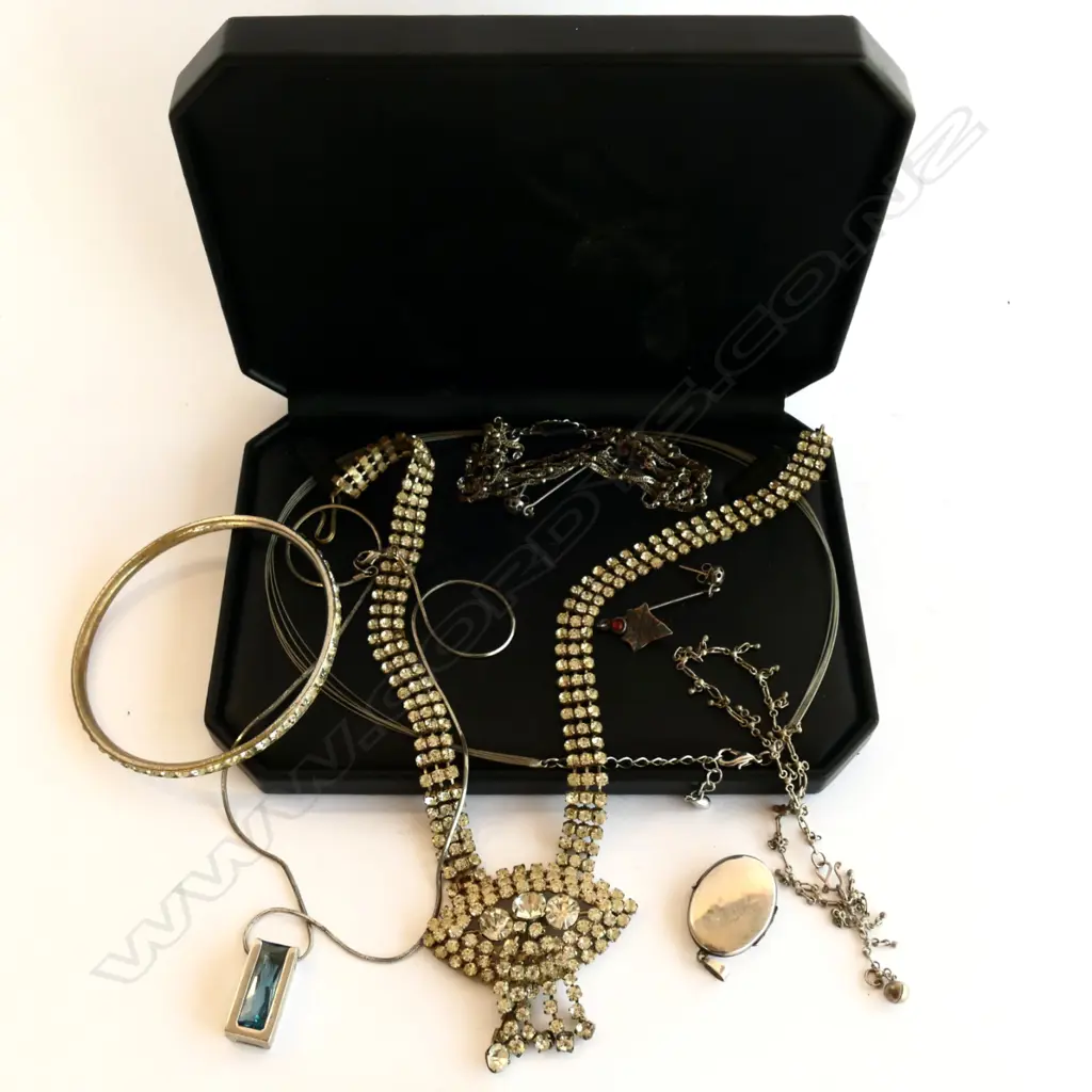 ASST SILVER AND DIAMANTE JEWELLERY Image 1++