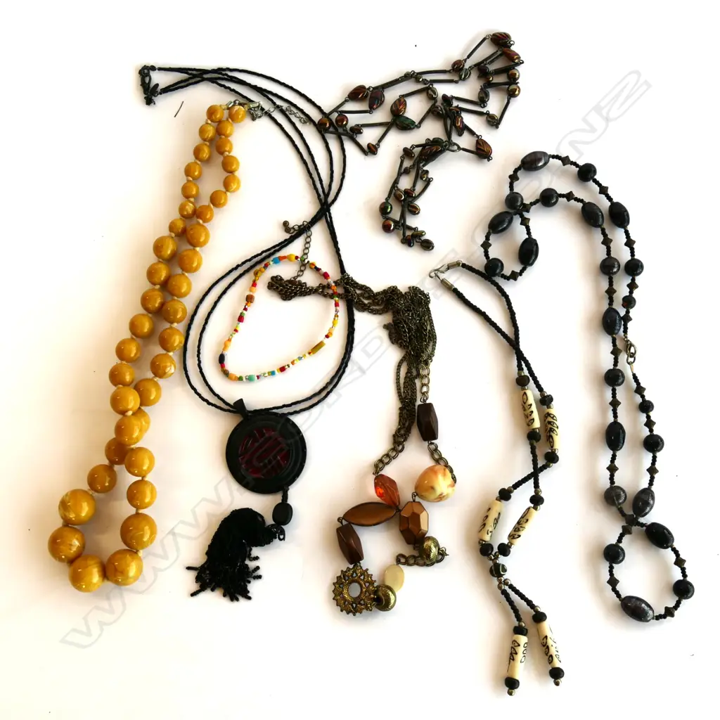ASSORTED COSTUME BEAD NECKLACES Image 1++