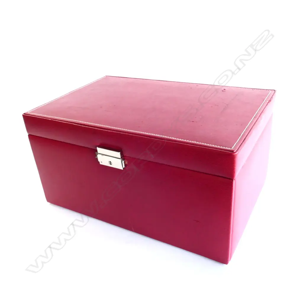 GOOD JEWELLERY BOX WITH CONTENTS Image 1++