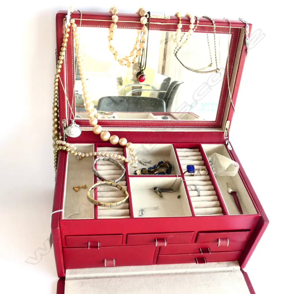 GOOD JEWELLERY BOX WITH CONTENTS Image 1++
