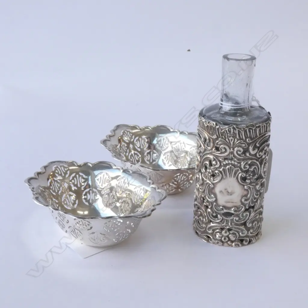 2 SIVER BONBON DISHES (BIRMINGHAM 1925) & A SILVER COVERED BOTTLE (B'HAM 1907) SILVER=71gm Image 1++