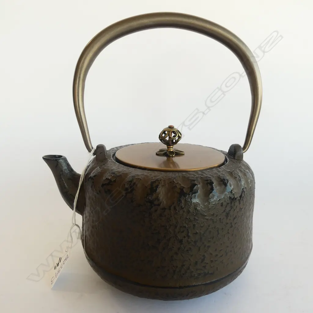 JAPANESE IRON TEAPOT, H. 230MM (INC. HANDLE) Image 1++