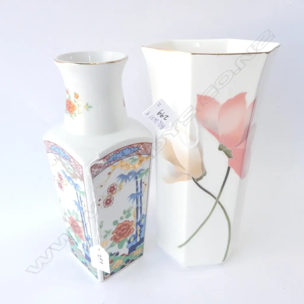 TWO JAPANESE VASES H. 265MM Image 1++
