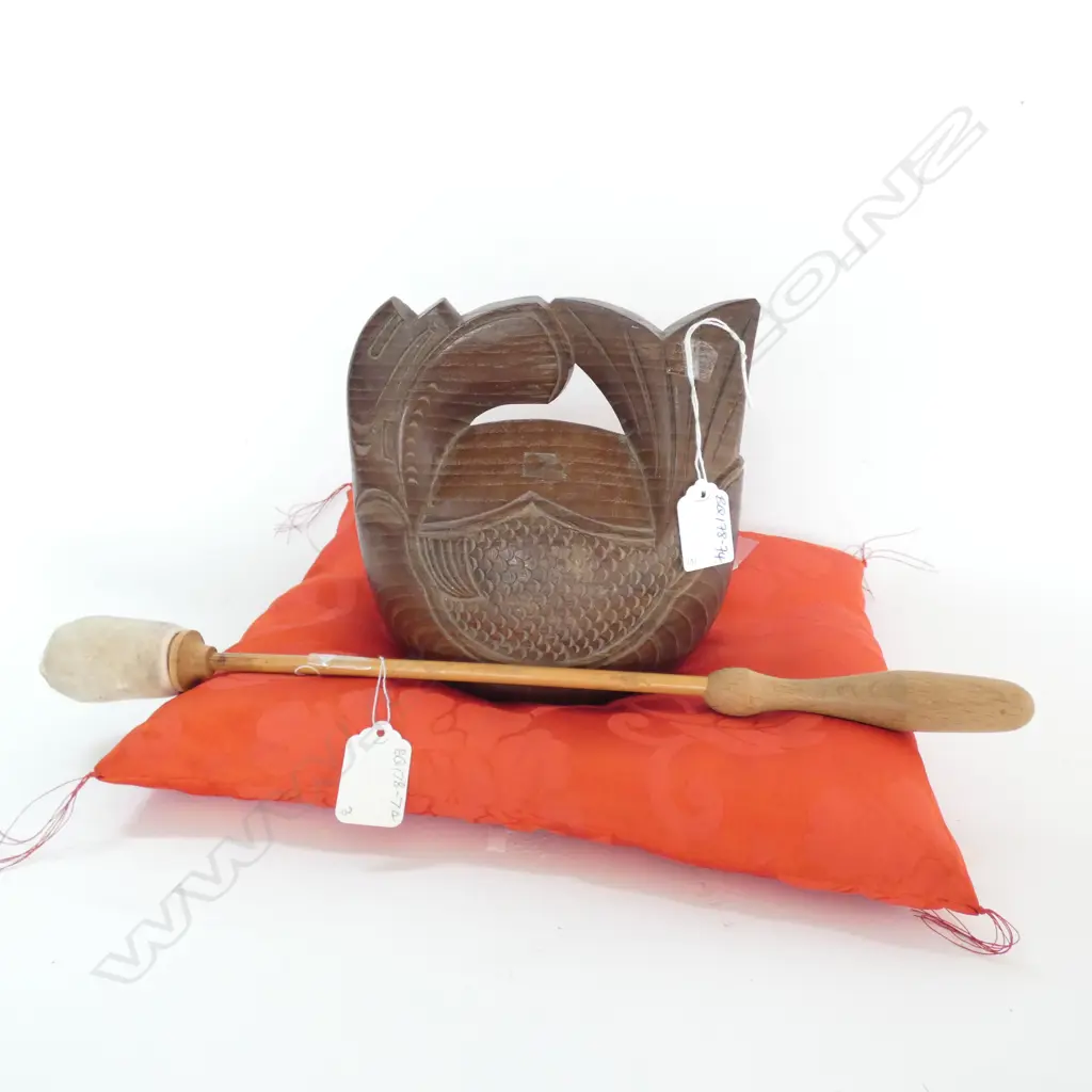 VINTAGE JAPANESE CHANTING GONG ON CUSHION WITH HAMMER Image 1++