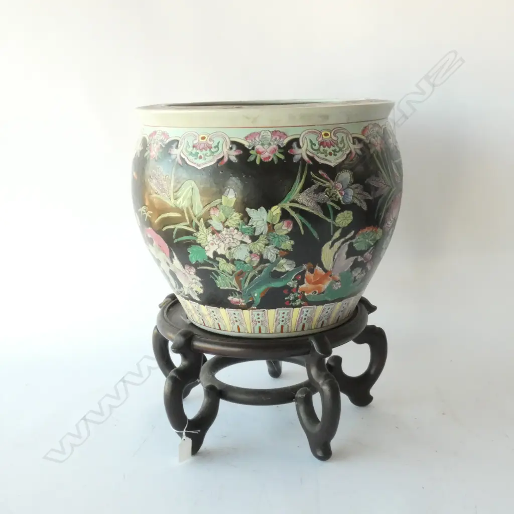 LARGE ORIENTAL POT WITH WOODEN STAND, H. 475MM Image 1++