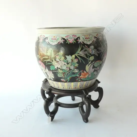 LARGE ORIENTAL POT WITH WOODEN STAND, H. 475MM