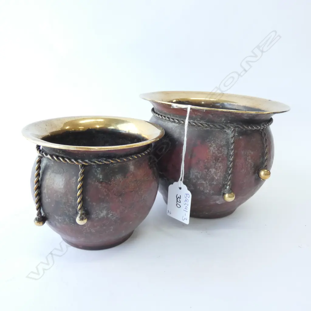 TWO SMALL BRASS POTS 150MM DIAMATER Image 1++