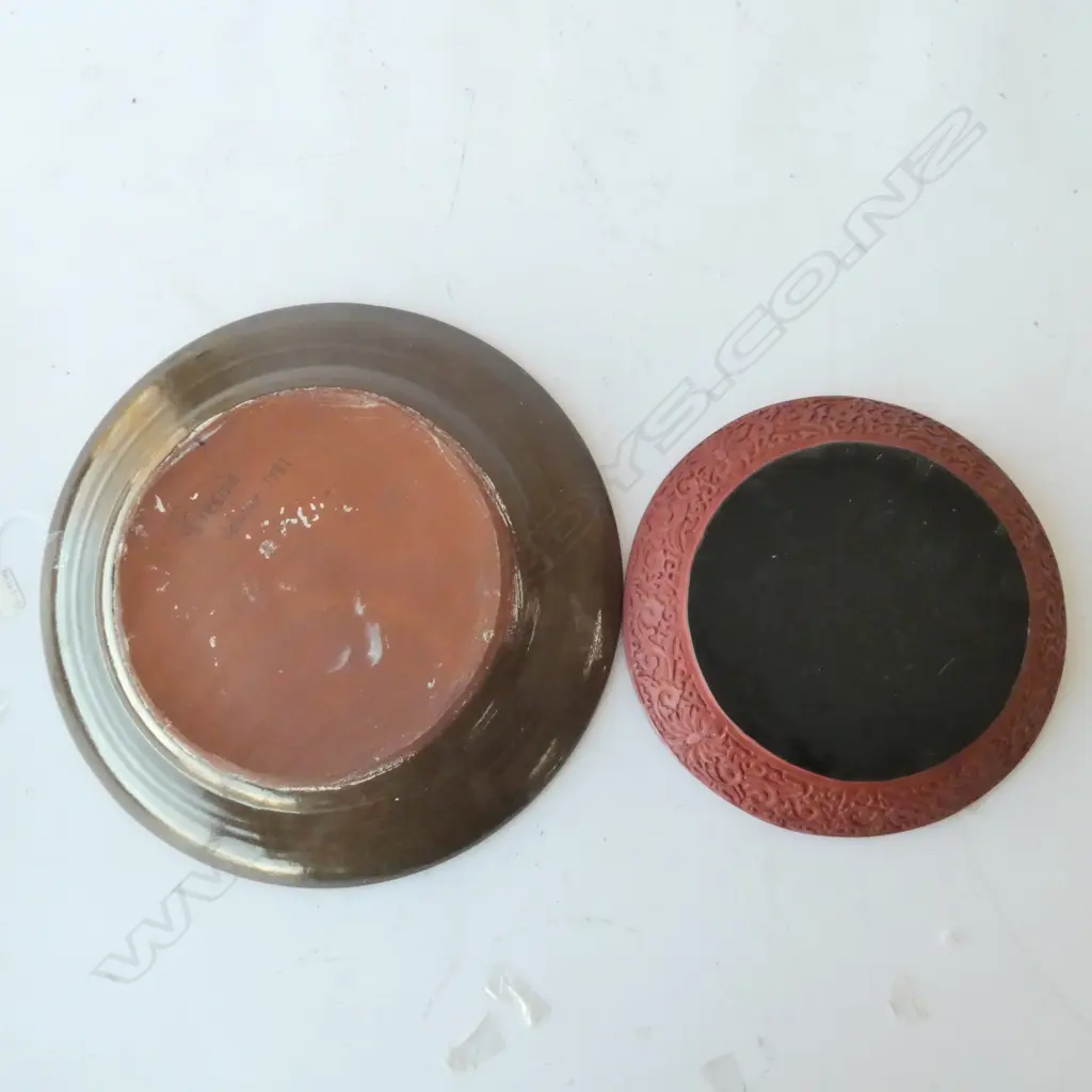 TWO PLATES, REPLICA CINNIBAR LACQUER PLATE(DIA. 275MM) & LG POTTERY CHARGER (DIA. 375MM) Image 1++