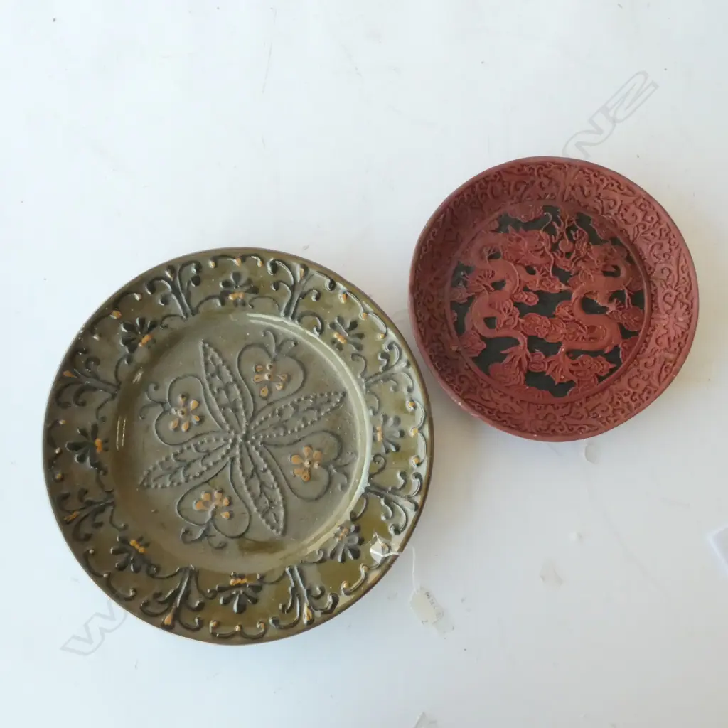 TWO PLATES, REPLICA CINNIBAR LACQUER PLATE(DIA. 275MM) & LG POTTERY CHARGER (DIA. 375MM) Image 1++