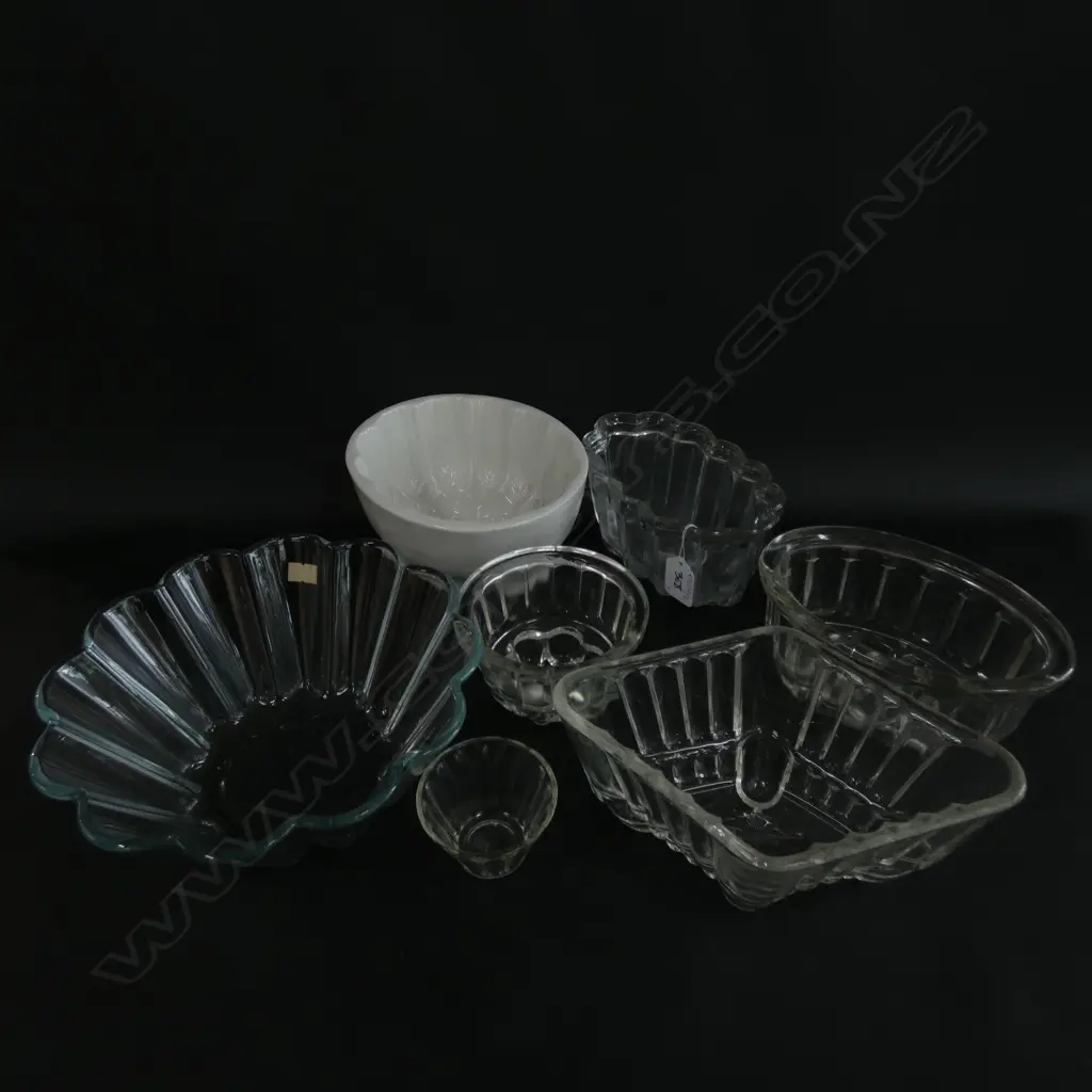 SEVEN VINTAGE/MODERN GLASS & CERAMIC JELLY MOULDS Image 1++