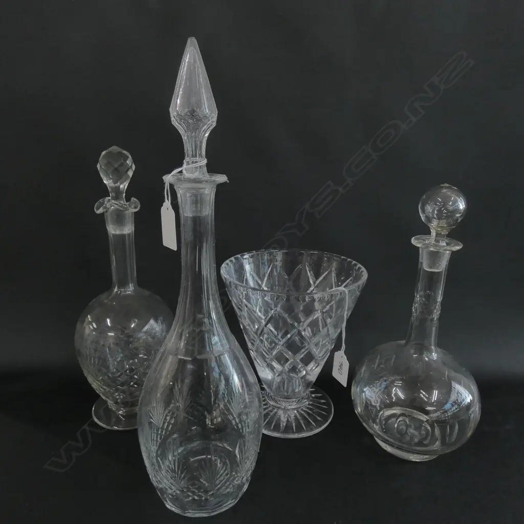 3 CRYSTAL DECANTERS H. 390MM + VASE  Image 1++