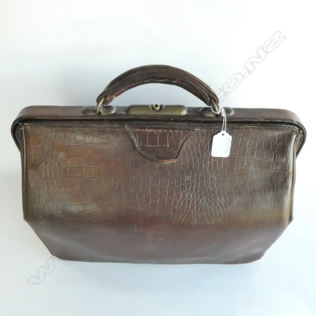 GOOD VINTAGE LEATHER DOCTOR'S BAG, 390 X 400MM Image 1++