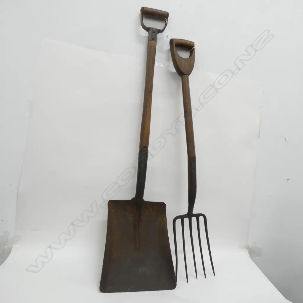 OLD WOODEN HANDLED PITCHFORK (L.990MM) & SHOVEL, (1100MM) Image 1++