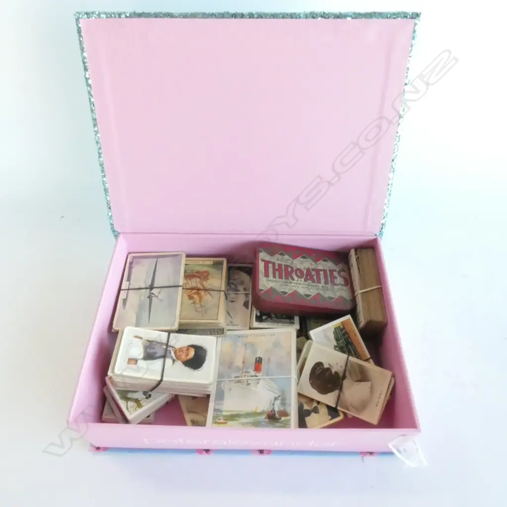 BOX ASST. CIGARETTE CARDS / ASST. WORLD COINS Image 1++