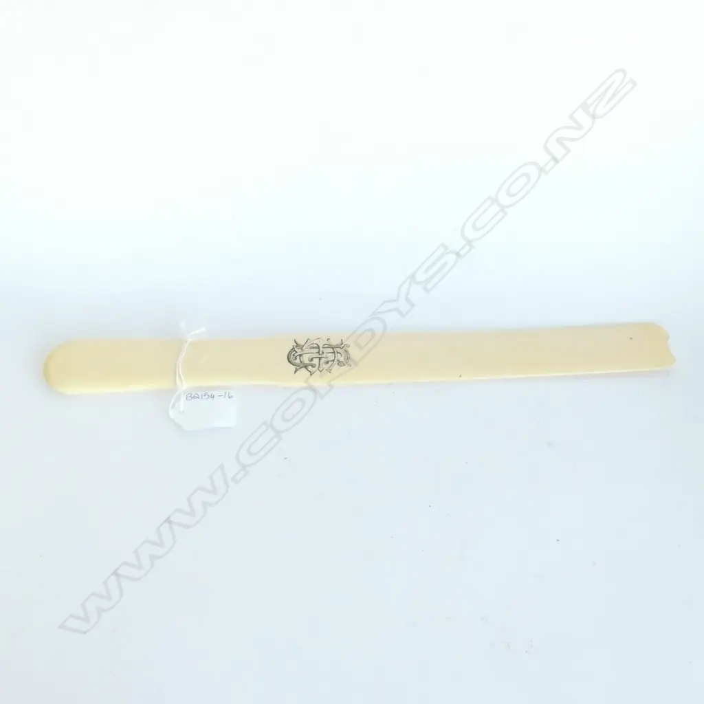 LARGE IVORY PAGE TURNER, ENGRAVED CREST. L 390MM. DAMAGE TO ONE END. Image 1++