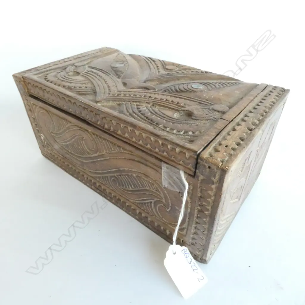 SMALL MAORI CARVED WOODEN BOX, PAUA INLAY, L. 235MM Image 1++