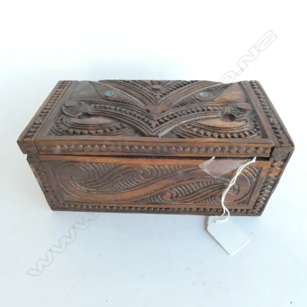 SMALL MAORI CARVED WOODEN BOX, PAUA INLAY, L. 200MM Image 1++