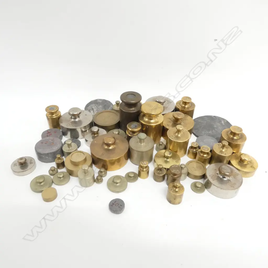 COLLECTION OF SMALL BRASS & OTHER WEIGHTS Image 1++