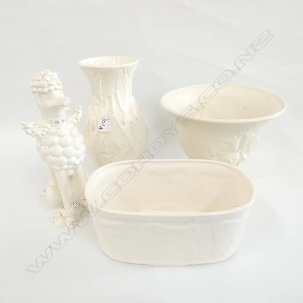 TWO ENGLISH WHITE VASES, H. 265MM, JARDINIERE & POODLE Image 1++