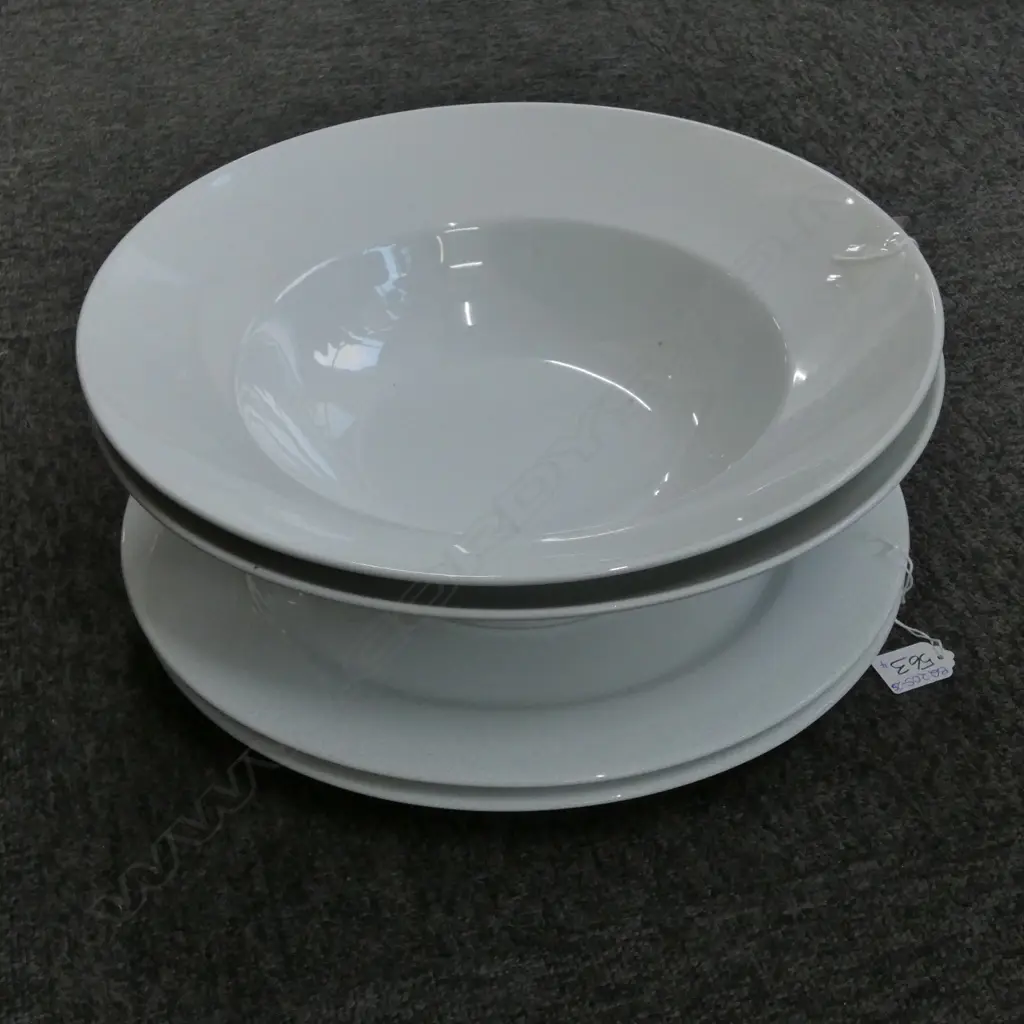 TWO LG WHITE PORCELAIN SERVING BOWLS (DIA 365MM) & 2 LG PLATTERS (DIA 370MM) Image 1++