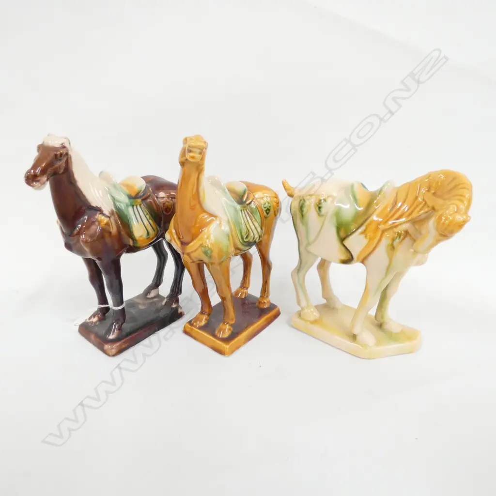THREE TANG STYLE HORSE FIGURES, H. 150MM Image 1++
