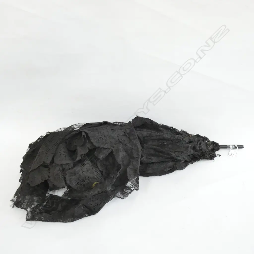 VICTORIAN BLACK LACE PARASOL, DAMAGED L. 605MM Image 1++