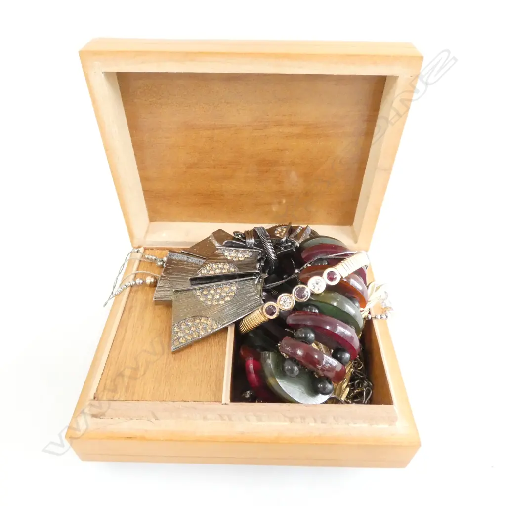 ITALIAN MUSIC BOX WITH JEWELLERY Image 1++