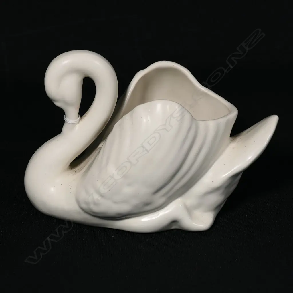 CROWN LYNN SMALL WHITE SWAN #154. L.145mm Image 1++