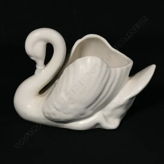 CROWN LYNN SMALL WHITE SWAN #154. L.145mm