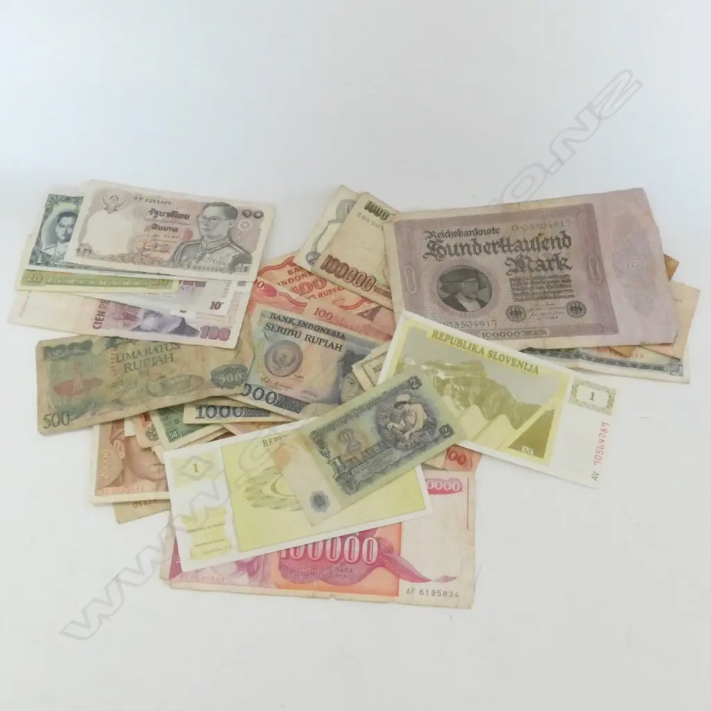 BAG OF MIXED NATIONALITY & DENOMINATION BANK NOTES Image 1++