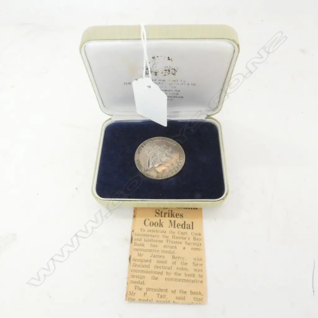 SILVER & GOLD JAMES COOK COMMEMORATIVE COIN Image 1++