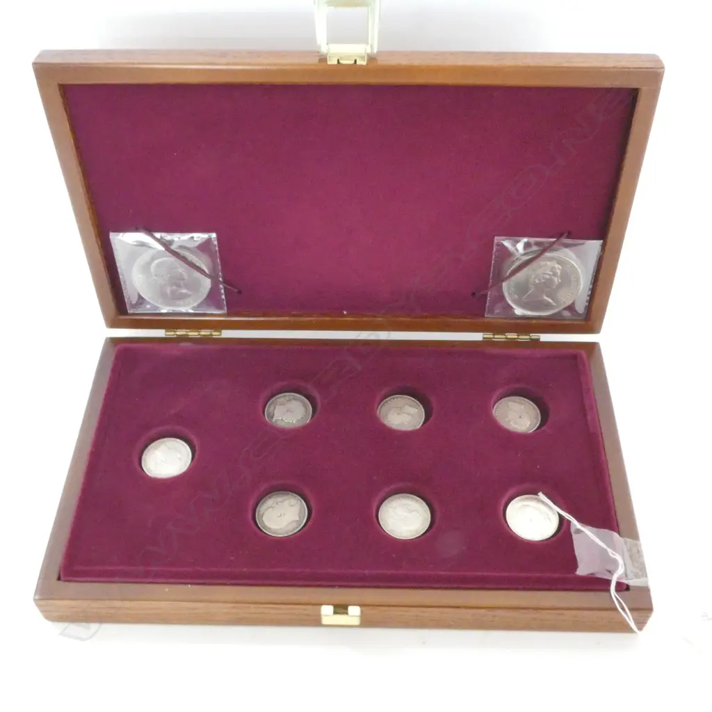 BOX SET ELIZABETH 11 ROYAL PORTRAIT COLLECTION OF COINS Image 1++