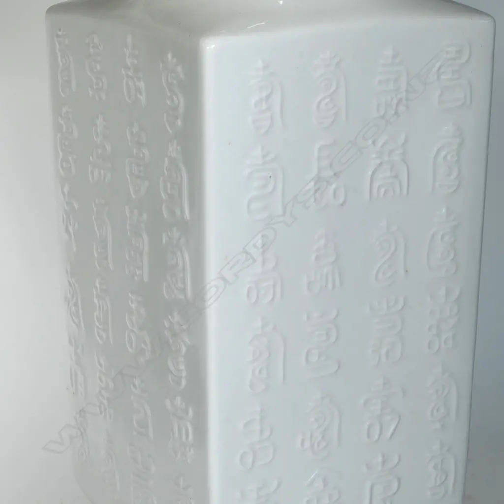 PR LARGE ORIENTAL VASE LAMPS ON WOODEN STANDS, H. 780MM Image 1++