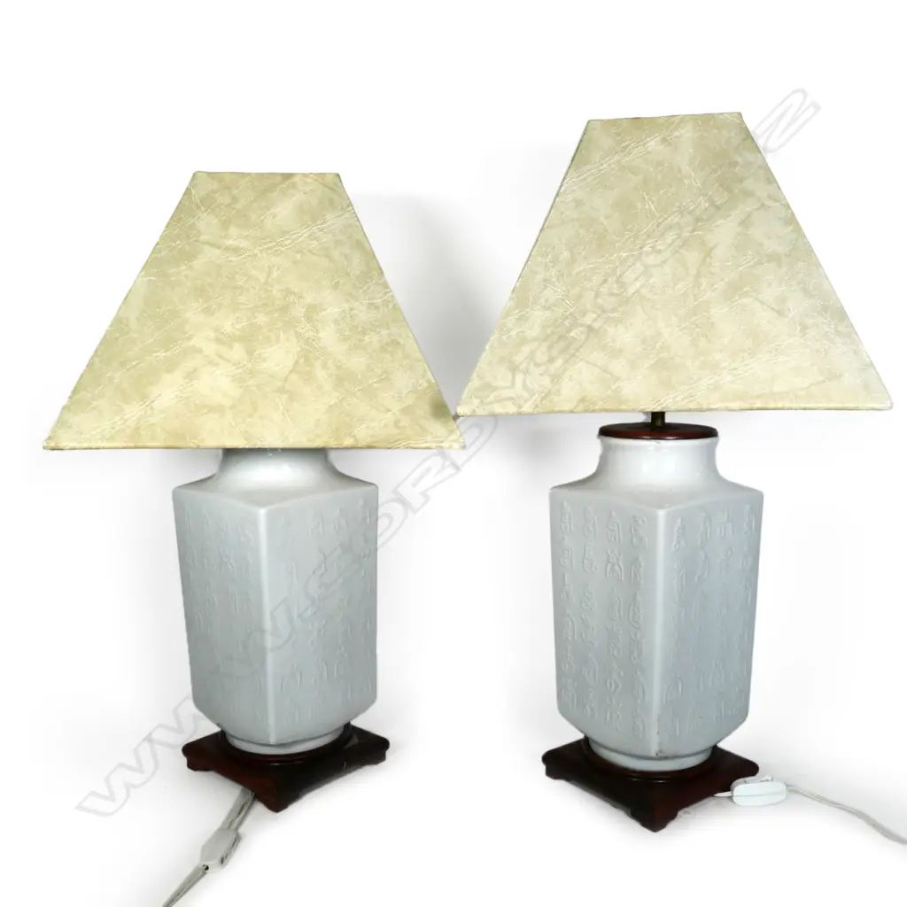 PR LARGE ORIENTAL VASE LAMPS ON WOODEN STANDS, H. 780MM Image 1++