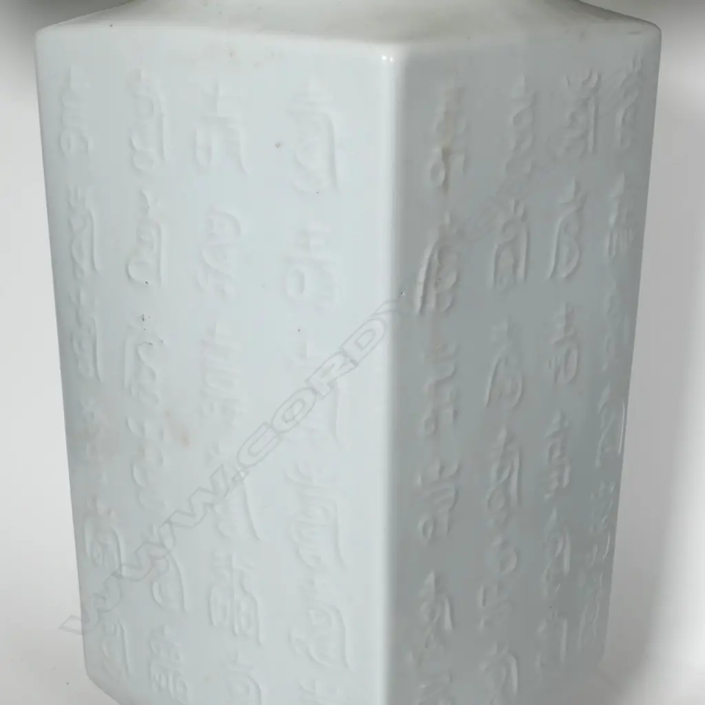 PR LARGE ORIENTAL VASE LAMPS ON WOODEN STANDS, H. 780MM Image 1++