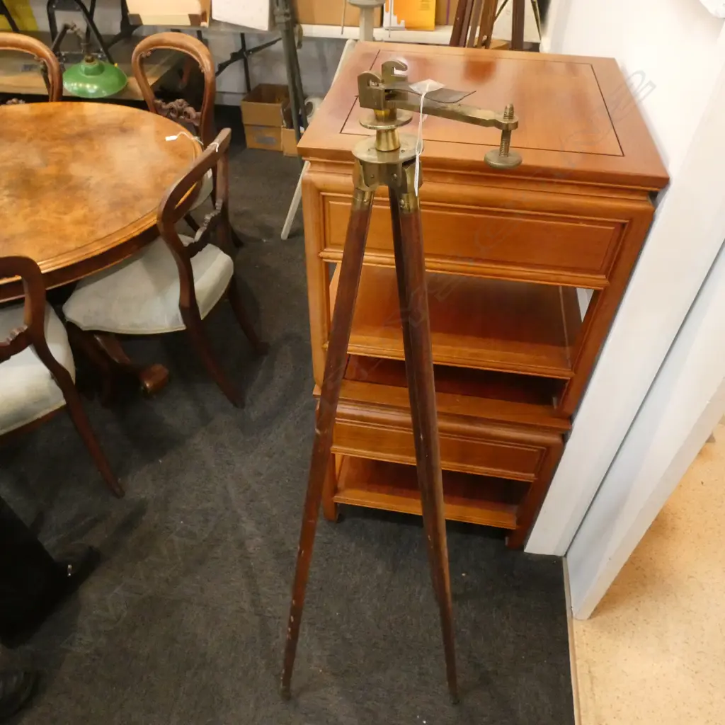 VINTAGE INSTRUMENT TRIPOD Image 1++