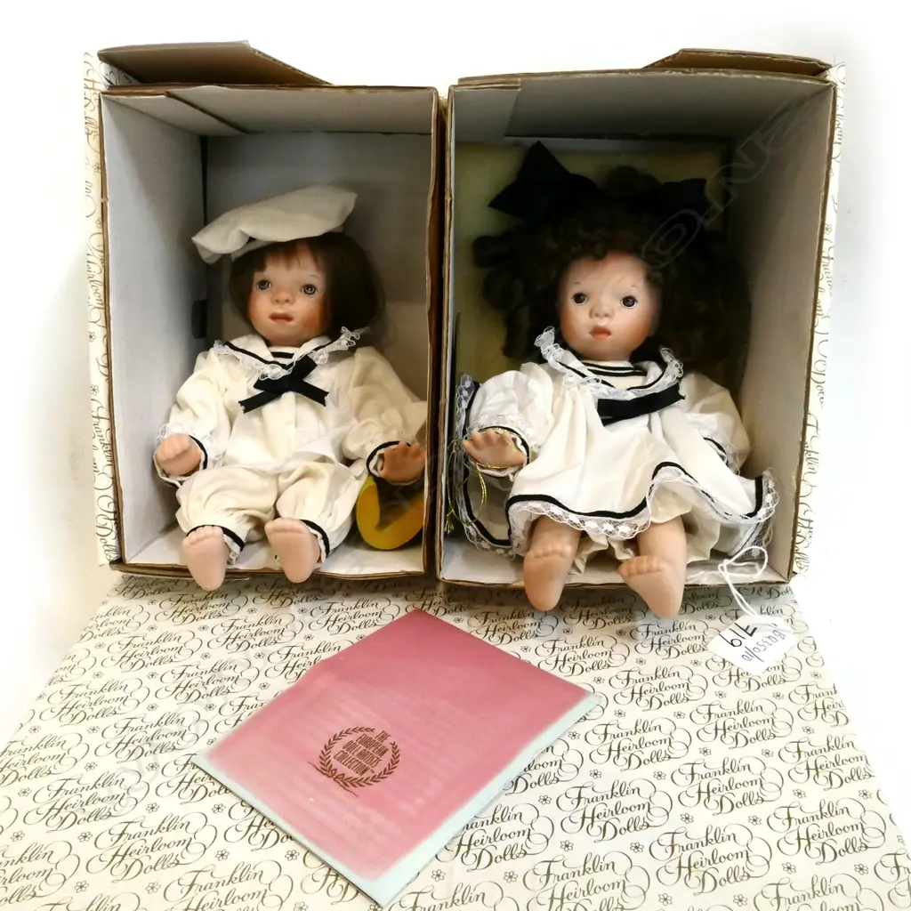 2 COLLECTORS DOLLS H 210 MM Image 1++