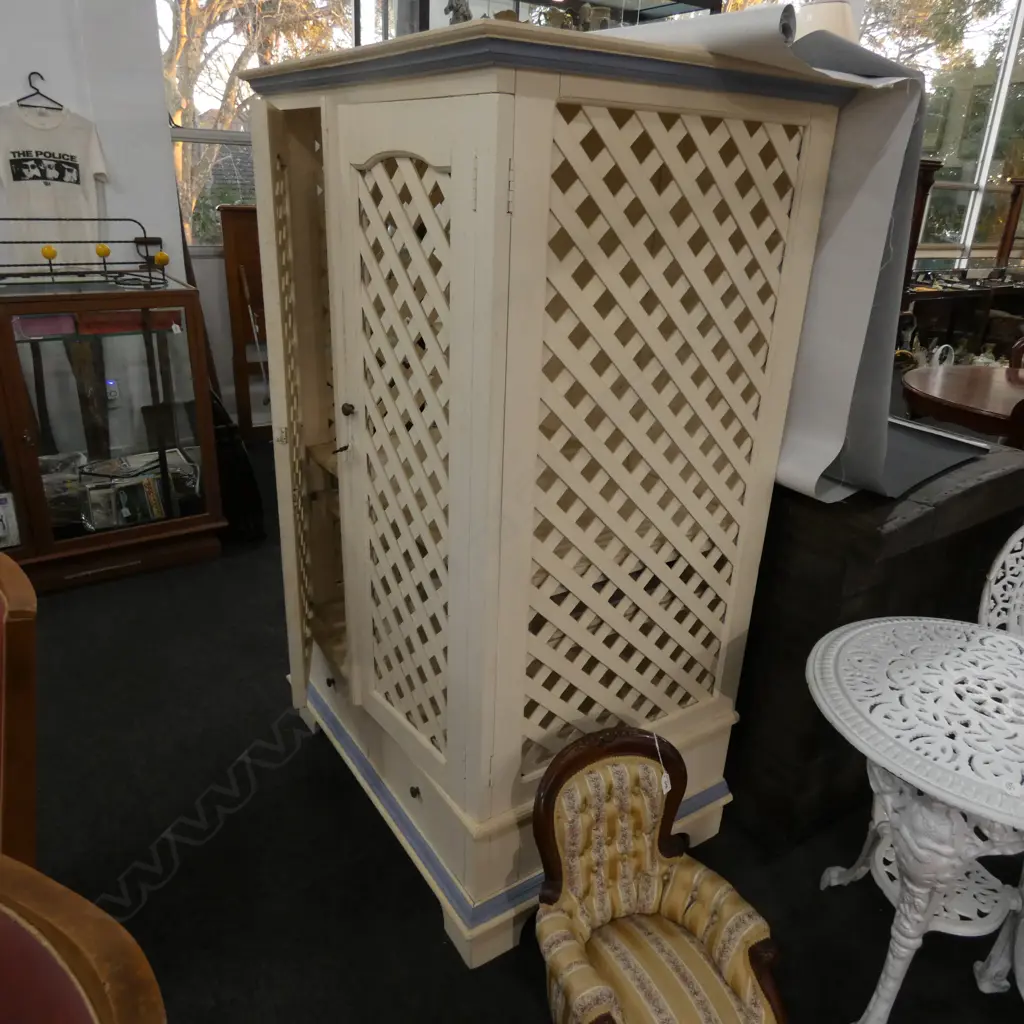 WHITE PAINTED RIMU TRELLIS CABINET H. 1600MM Image 1++
