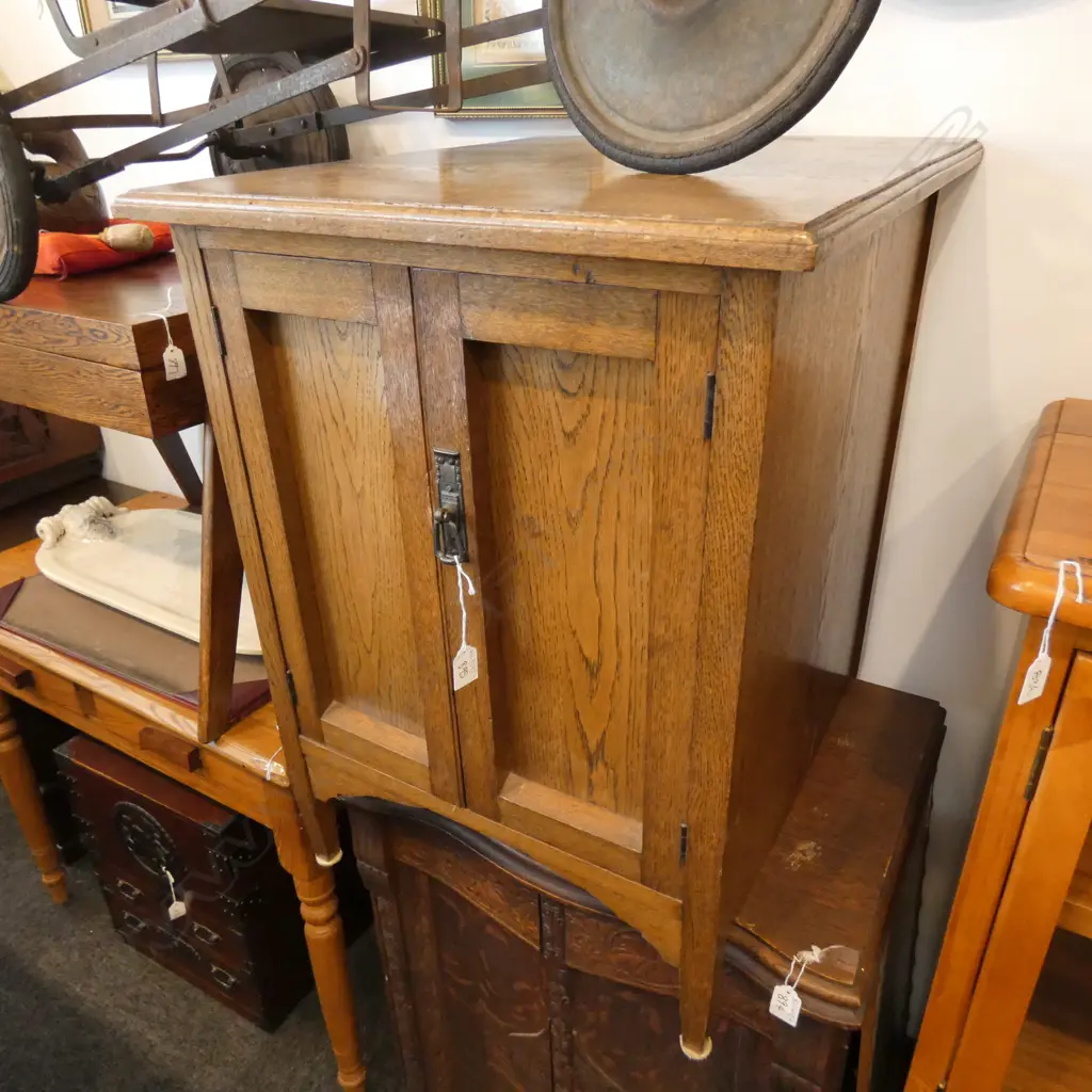 SMALL OAK SIDE TABLE H. 725MM Image 1++