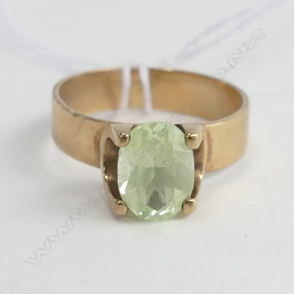 9ct GOLD SYNTHETIC GREEN STONE RING 1.80gm Image 1++