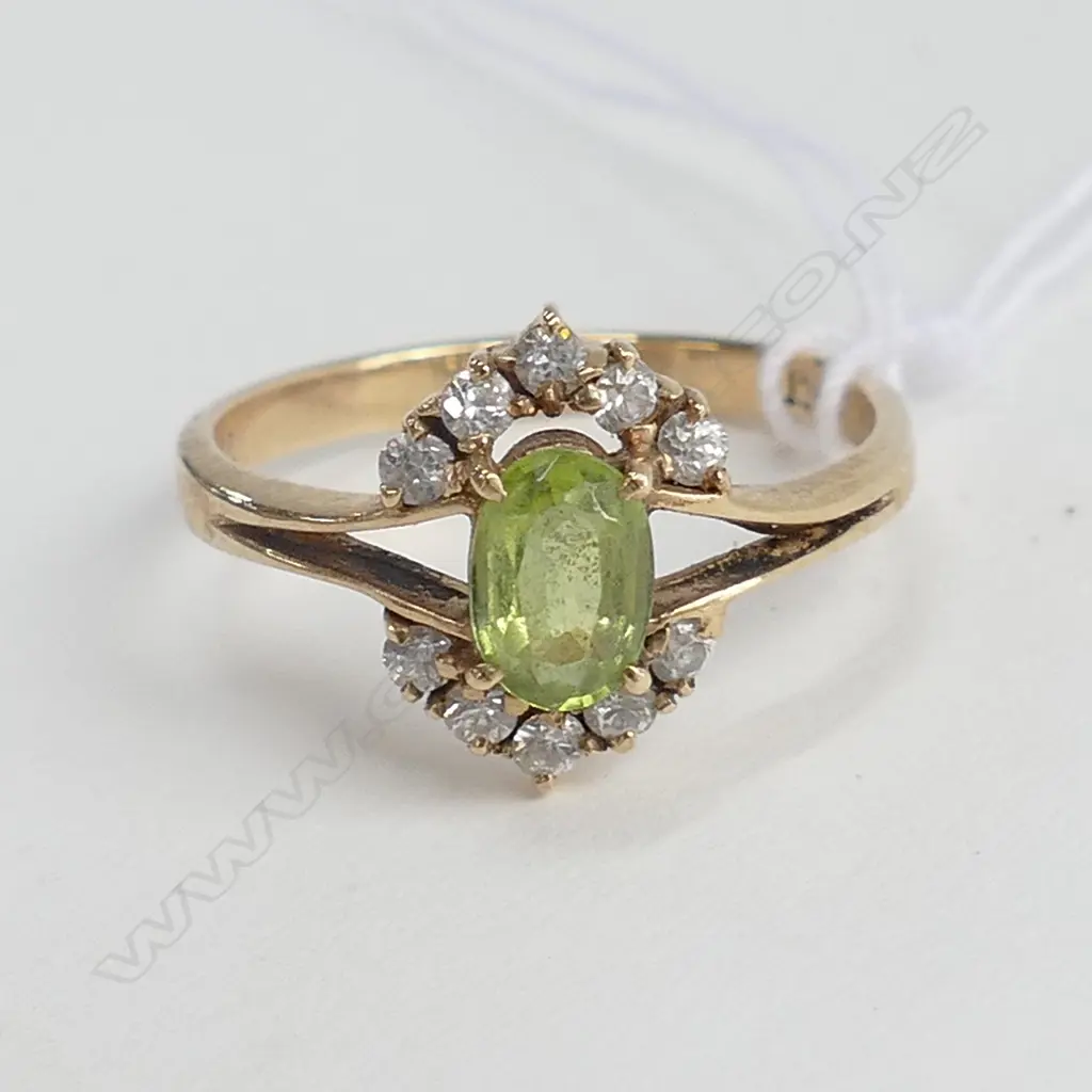 9CT PERIDOT AND DIAMOND RING Image 1++