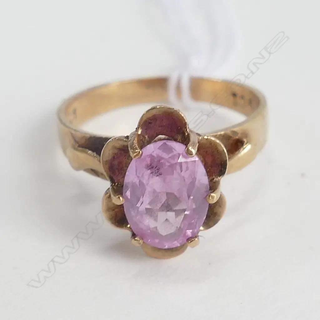 9ct GOLD SYNTHETIC PINK STONE RING 2.50gm Image 1++