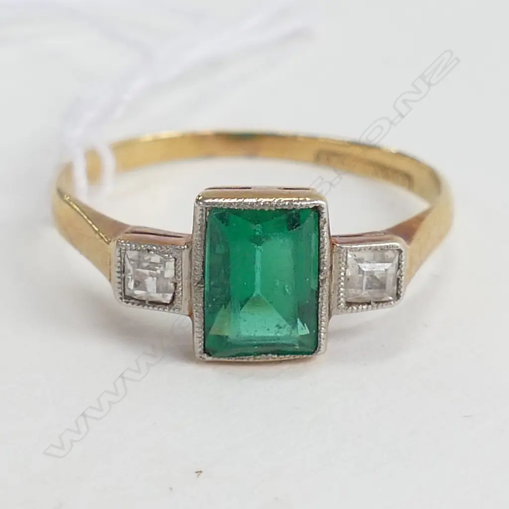 18ct GOLD RING, SYNTHETIC EMERALD FLANKED BY 2 WHITE SAPPHIRES? TOTAL 2.2gm Image 1++