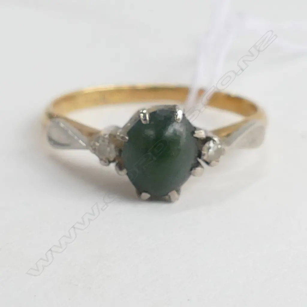 18ct GOLD RING, POUNAMU FLANKED BY 2 DIAMONDS TOTAL 2.2gm Image 1++